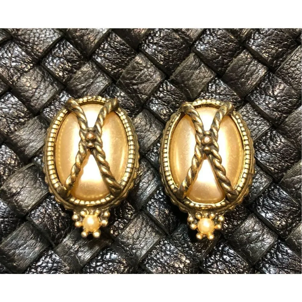 REGAL - 🎉HPx2 🎉 Vintage Regal Gothic-Style Oval Faux Pearl Chunky Clip-Ons